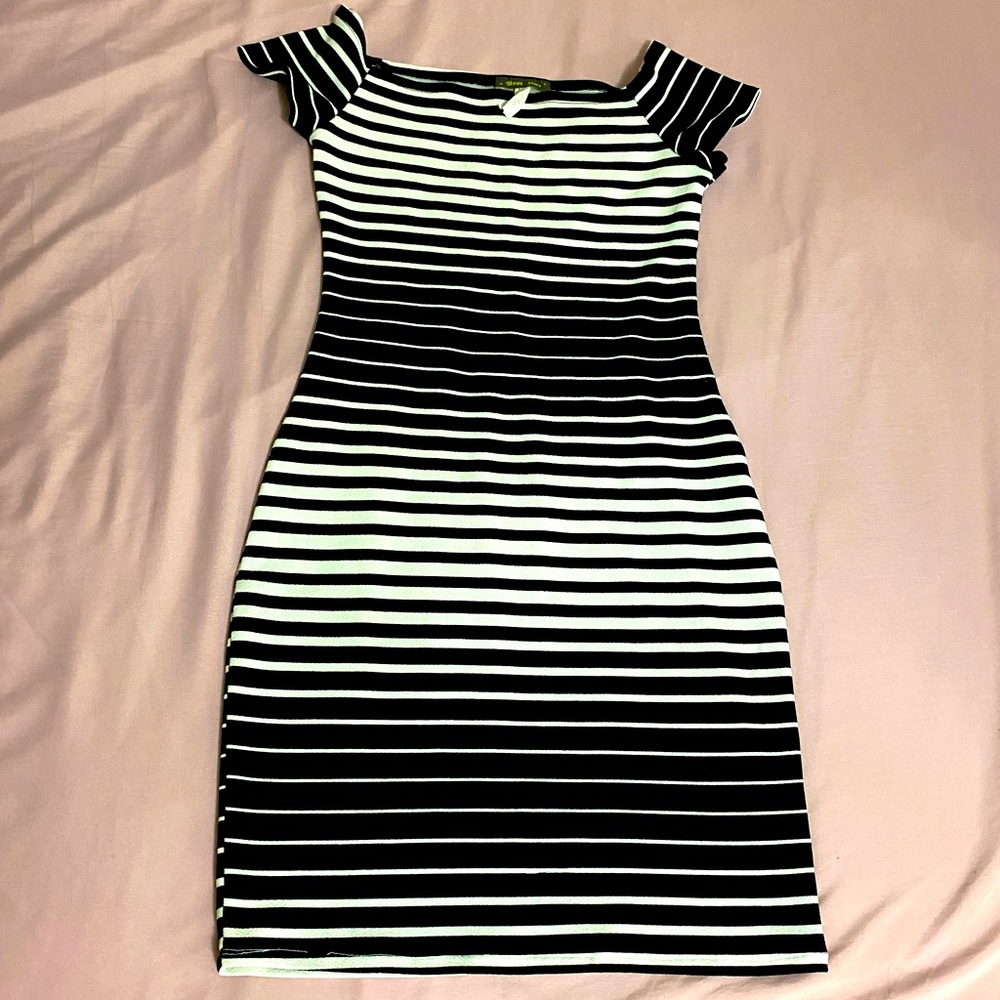 Women dress black and white pattern.